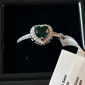 Luxury Heart-Shaped semi-precious emerald green stone Moissanite Ring size 9